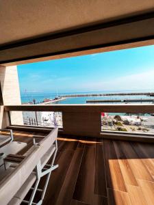 Porto Marine Hotel tesisinde bir balkon veya teras