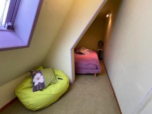 Letto o letti in una camera di Appartements & Chambres Les Loges du Capucin