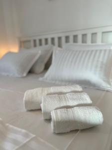 un grupo de toallas blancas sentadas encima de una cama en Oskar en Podstrana