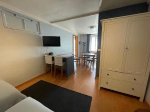 ein Wohnzimmer mit einem Bett und einem Esszimmer in der Unterkunft Le Studio in Blénod-lès-Pont-à-Mousson