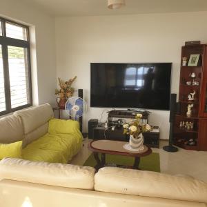 Il comprend un salon doté d'un canapé et d'une télévision à écran plat. dans l'établissement Atlantico Praia, à Praia