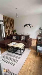 ein Wohnzimmer mit einem Sofa und einem Couchtisch in der Unterkunft Appartement Dol de Bretagne centre in Dol-de-Bretagne