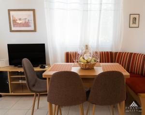 TV a/nebo společenská místnost v ubytování Villa Poseidon
