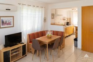 Kuchyň nebo kuchyňský kout v ubytování Villa Poseidon