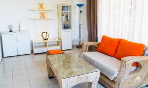 salon z kanapą i stołem w obiekcie Villa Poseidon w mieście Agios Spirydon