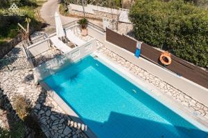 Bazén v ubytování Villa Poseidon nebo v jeho okolí