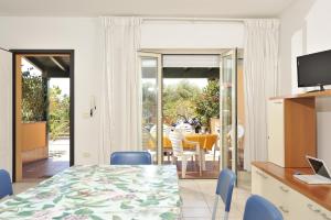 a kitchen and dining room with a table and chairs at Arbatax Le Terrazze sul Mare in Àrbatax