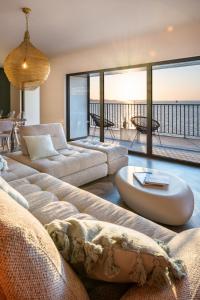 - un salon avec un canapé et une table dans l'établissement ILE CEZON - Duplex de luxe avec magnifique vue mer, à Landéda