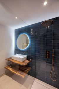 La salle de bains est pourvue d'un lavabo et d'un miroir. dans l'établissement ILE CEZON - Duplex de luxe avec magnifique vue mer, à Landéda
