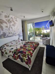 een slaapkamer met een bed met een bloemenbed bij Marina dream in Toulon