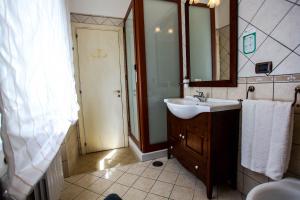 A bathroom at La Quercia Antica B&B