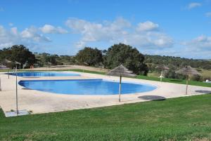 בריכת השחייה שנמצאת ב-Casa do Lago Herdade do Gizo או באזור