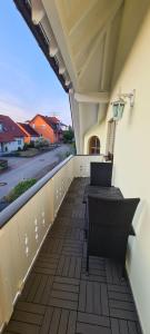 - Balcón con 2 sillas y mesa en FeWo Giss, en Postbauer-Heng