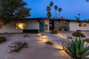 uma casa com luzes à frente em Aqua House em Palm Springs