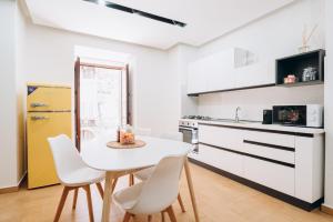 O bucătărie sau chicinetă la Kalos Apartments Catania