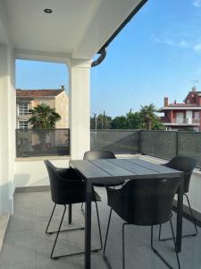 een zwarte eettafel en stoelen op een balkon bij Gentilini Residence in Rovinj