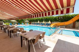 Bazén v ubytování Lara Dinc Hotel nebo v jeho okolí