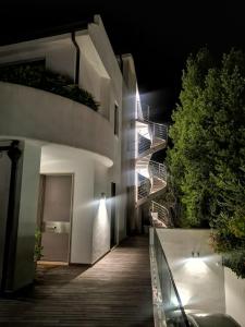 een nachtzicht op een gebouw met een trap bij SANTA LUCIA HOME in Vasto