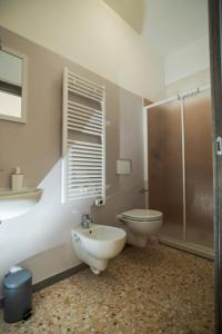 a bathroom with a toilet and a sink and a shower at Bed and Breakfast La Marianaccia in Marsiliana