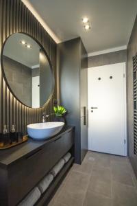 een badkamer met een wastafel en een spiegel bij Gentilini Residence in Rovinj
