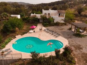 uma vista aérea de uma casa com piscina em Villa Can Toni Miquelí em Santa Gertrudis de Fruitera