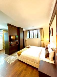 een slaapkamer met een groot bed in een kamer bij Melur Inn in Cameron Highlands