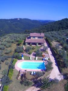an aerial view of a house with a swimming pool at Villa Tilla in Gualdo Cattaneo