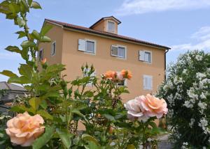 a building with flowers in front of it at Captain's Cabin Piran - free parking in Piran