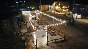 an overhead view of a patio with lights at สวนภูซีเขาค้อ in Ban Pa Daeng