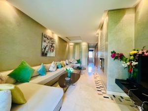 馬拉喀什的住宿－Corail Apart Golfique -Prestigia，带沙发和桌子的大客厅