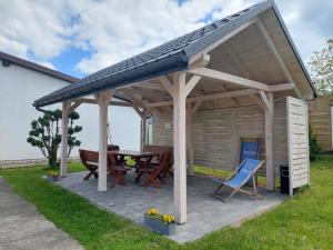 einen Pavillon mit einem Picknicktisch und einem Dach in der Unterkunft Noclegi Bachowice - Zator Energylandia Wadowice in Bachowice