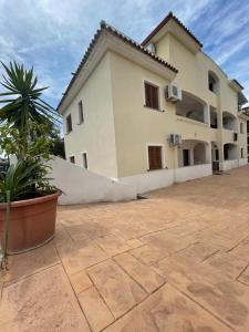 une grande maison avec une cour devant elle dans l'établissement Design apartments - P, à Siniscola