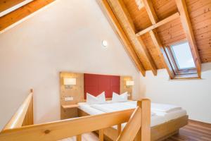 1 dormitorio con 2 camas en un ático en Landhotel Alte Mühle, en Ostrach