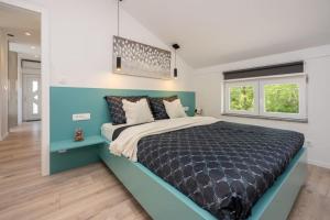 1 dormitorio con 1 cama grande en una habitación en KARL CK, en Crikvenica