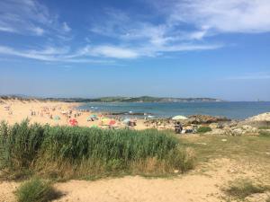 una playa con mucha gente en ella en APARTAMENTO VALDEARENAS, en Renedo de Piélagos