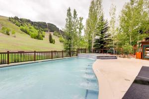 uma piscina com uma cerca à volta em Ski Resort Condo in Ritz-Carlton Aspen Highlands em Aspen