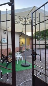 Blick auf eine Terrasse mit einem Tisch und einem Sonnenschirm in der Unterkunft B&B Oasi del Voscone in Sarno + 36 Fotos