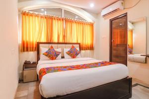 um quarto com uma cama grande num quarto em FabHotel Lotus Park em Visakhapatnam