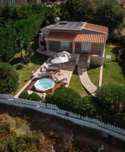 een luchtzicht op een huis met een zwembad bij Neptune Sea House - Beachfront in Agios Spyridon Corfu