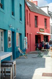 a row of colorful buildings on a street at Le Portzic, Appartement proche plage de Morgat in Crozon