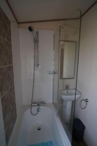 uma casa de banho com um chuveiro, uma banheira e um lavatório. em Heacham Sunset lodge Platinum van em Hunstanton