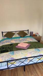 1 dormitorio con 1 cama con 2 almohadas en beautifully room, en Altrincham