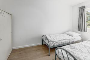 1 dormitorio con 2 camas y ventana en Boreas Sunrise GV04, en Koksijde