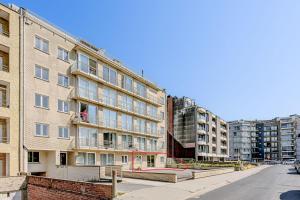 un edificio de apartamentos al lado de una calle en Boreas Sunrise GV04, en Koksijde