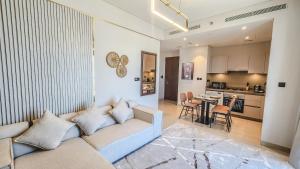 Posezení v ubytování STAY BY LATINEM Luxury 1BR Holiday Home CVR A1804 near Burj Khalifa