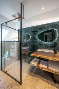 uma casa de banho com uma cabina de duche em vidro e um lavatório. em ILE WRACH - Duplex de luxe avec magnifique vue mer em Landéda