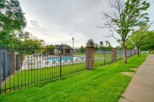 Πισίνα στο ή κοντά στο 16 Mi to DIA Townhome with Fireplace in Aurora