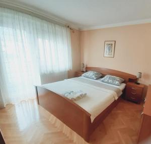 ein Schlafzimmer mit einem Bett mit zwei Handtüchern darauf in der Unterkunft Spacious 80m2 Apartment in the Center in Ljubuški