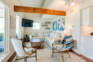 uma sala de estar com um sofá e duas cadeiras em Jamaica Beach Home with Surrounding Water Views! em Galveston