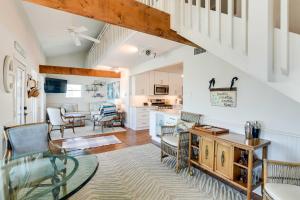 uma cozinha e sala de estar com uma mesa de vidro em Jamaica Beach Home with Surrounding Water Views! em Galveston